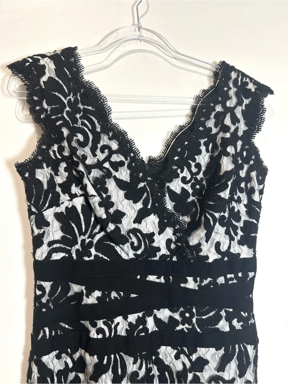 Tadashi Shoji Lace Dress Sz 8 Black Sleeveless Scallop Hem Sheath Cocktail Party